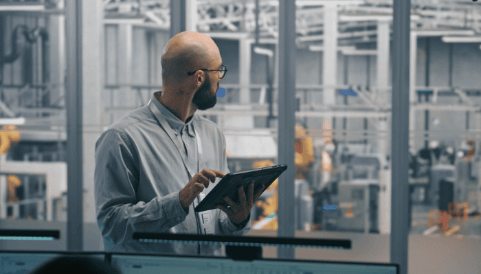 Un manufacturier utilisant une tablette sur le plancher de production.